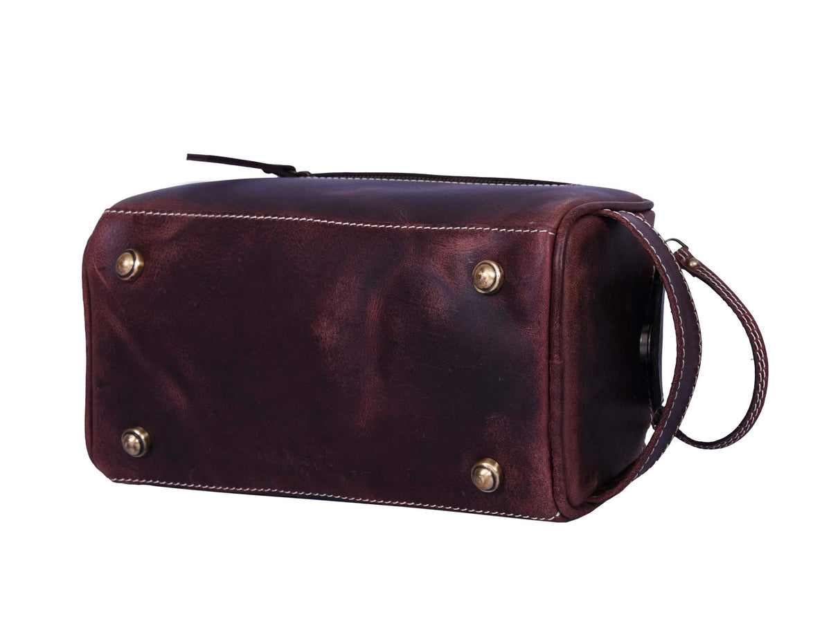 AARON LEATHER GOODS toiletry pouch in travel setting