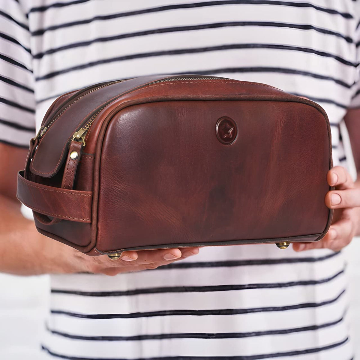 AARON LEATHER GOODS toiletry pouch waterproof lining detail