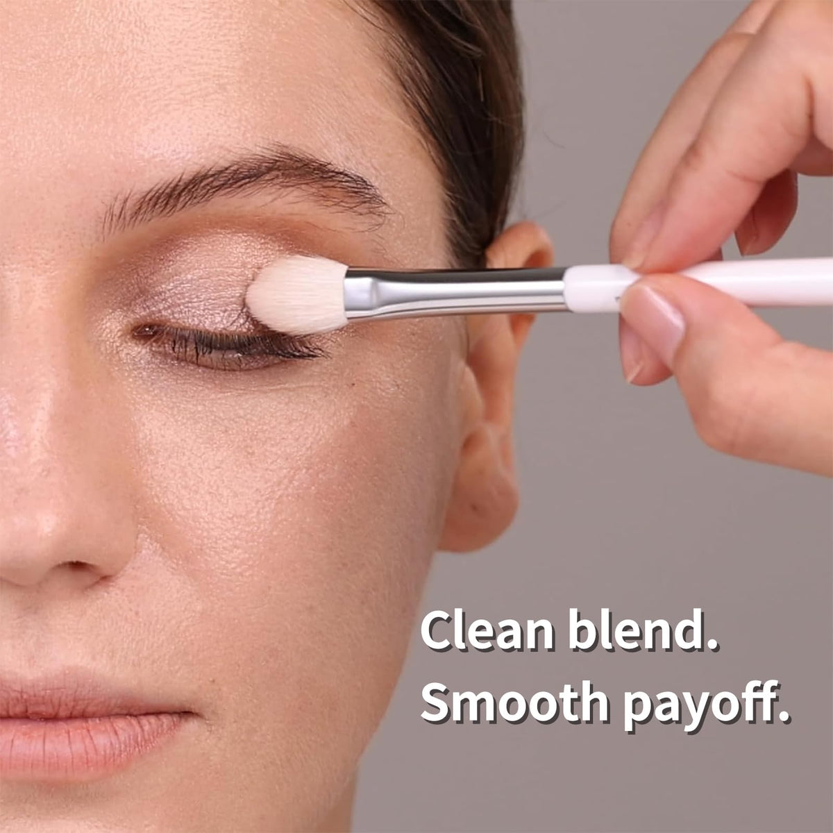 ALBEAUT Eyeshadow Brush in use for detailed eye makeup application