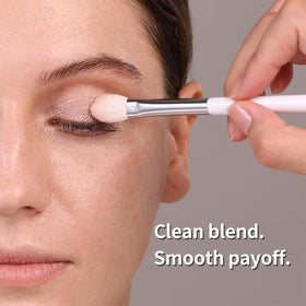 ALBEAUT Eyeshadow Brush in use for detailed eye makeup application