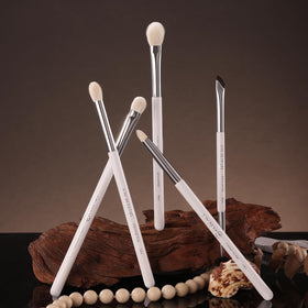 ALBEAUT Eyeshadow Brush showcasing its versatility with cream and powder shadows