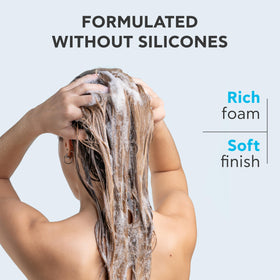 Apivita HYALURONIC HYDRA Shampoo in a bathroom setting