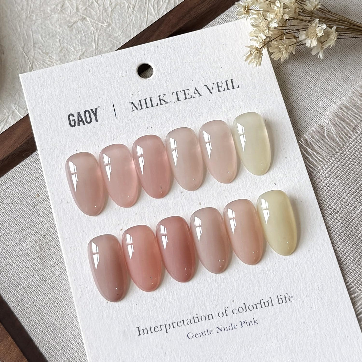 Application of GAOY gel polish on nails