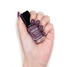 Application of LONDONTOWN lakur Nail Polish on nails