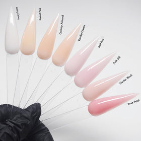 Application of MakarttPro acrylic powder on nails