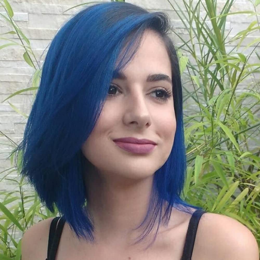 Application of MANIC PANIC Shocking Blue hair dye on hair