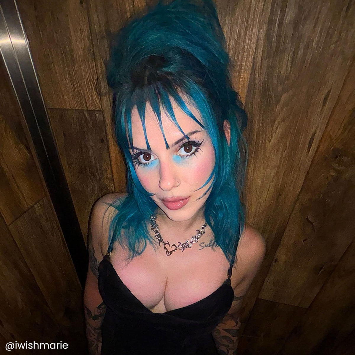 ARCTIC FOX Semi-Permanent Hair Dye Aquamarine Blue application on hair