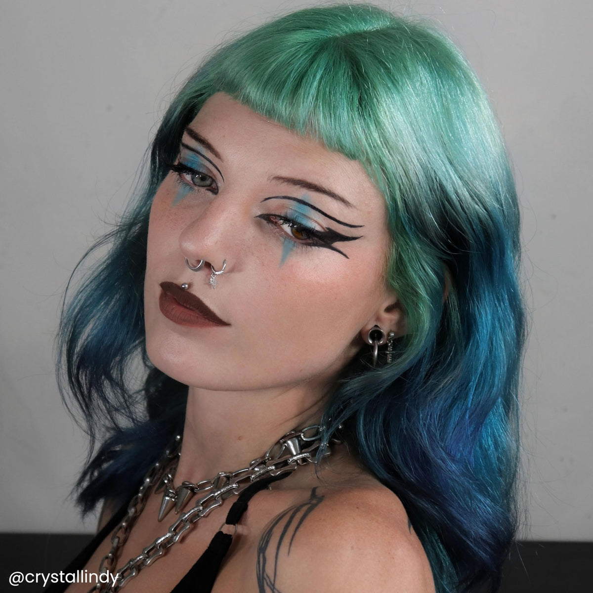 ARCTIC FOX Semi-Permanent Hair Dye Vegan Blue in use