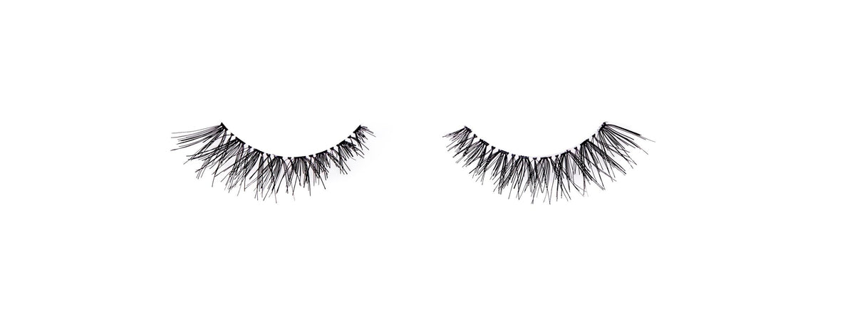 Ardell Wispies 113 lashes displayed on a white tray