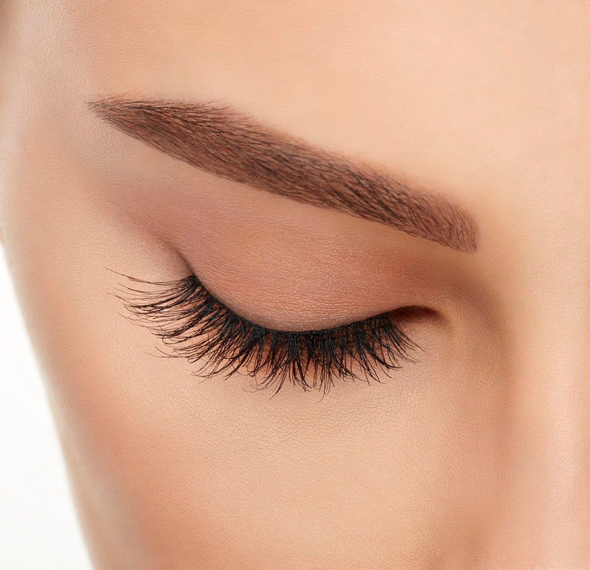 Ardell Wispies 113 lashes in use for a glamorous look