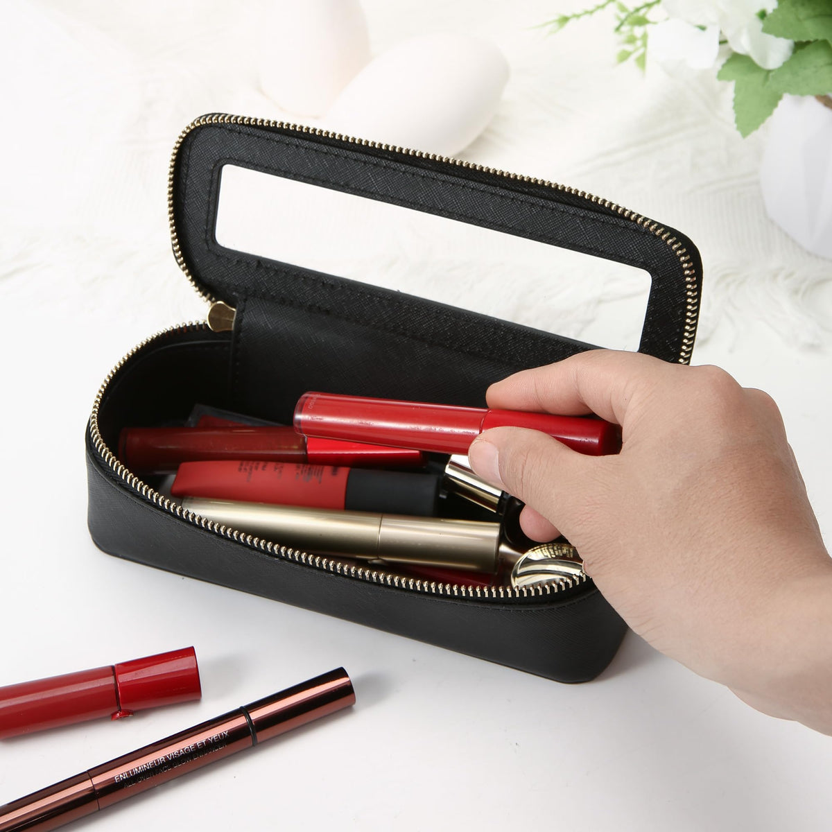 Aveniee Clear Makeup Brush Bag close-up of zipper