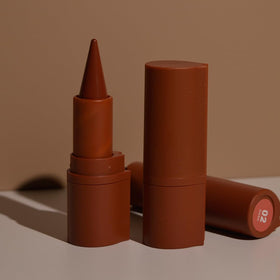 BAISEN DIARY Lip Liner and Lipstick Set in use on model's lips