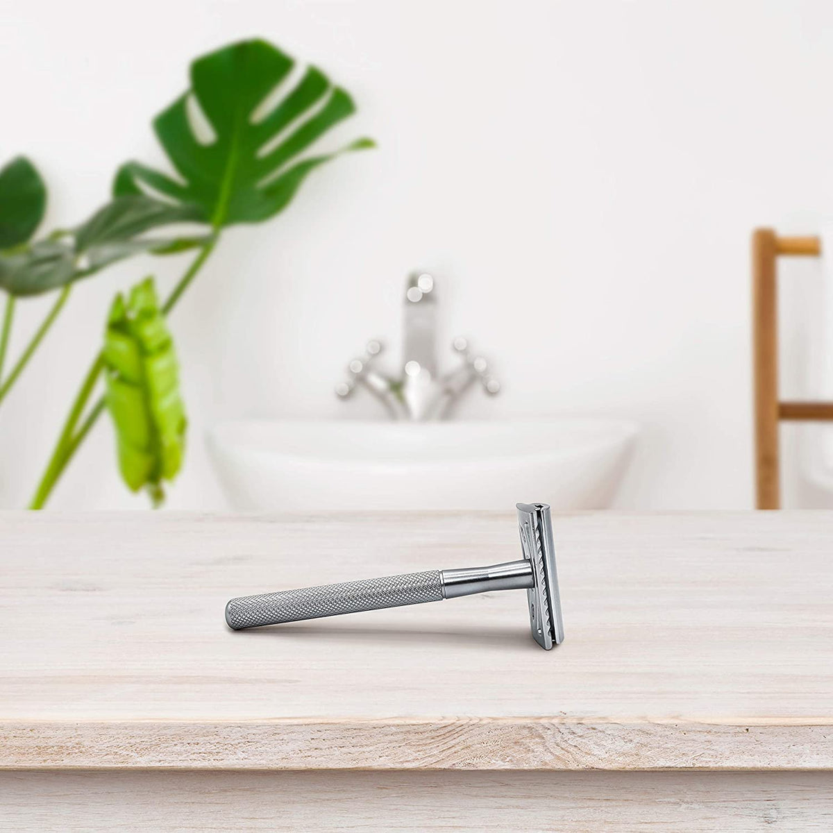 Bambaw Double Edge Safety Razor side view with blades
