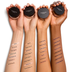 bareMinerals ORIGINAL Loose Powder Foundation Medium Beige 12 in use
