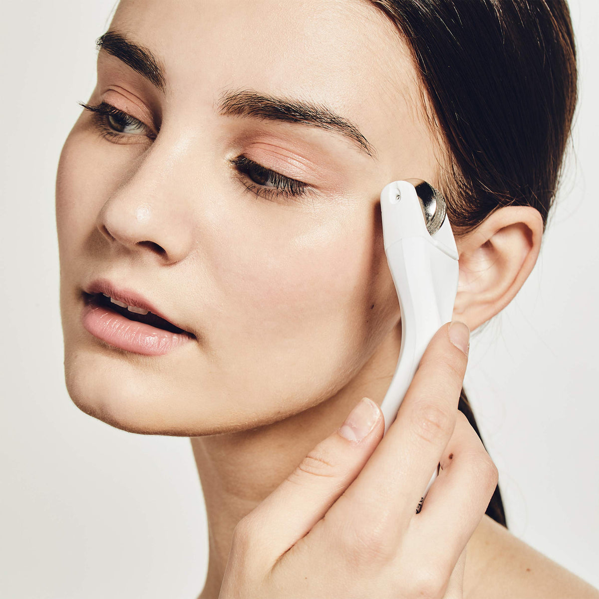 beautybio GloPRO Eye Attachment Head lifestyle scene