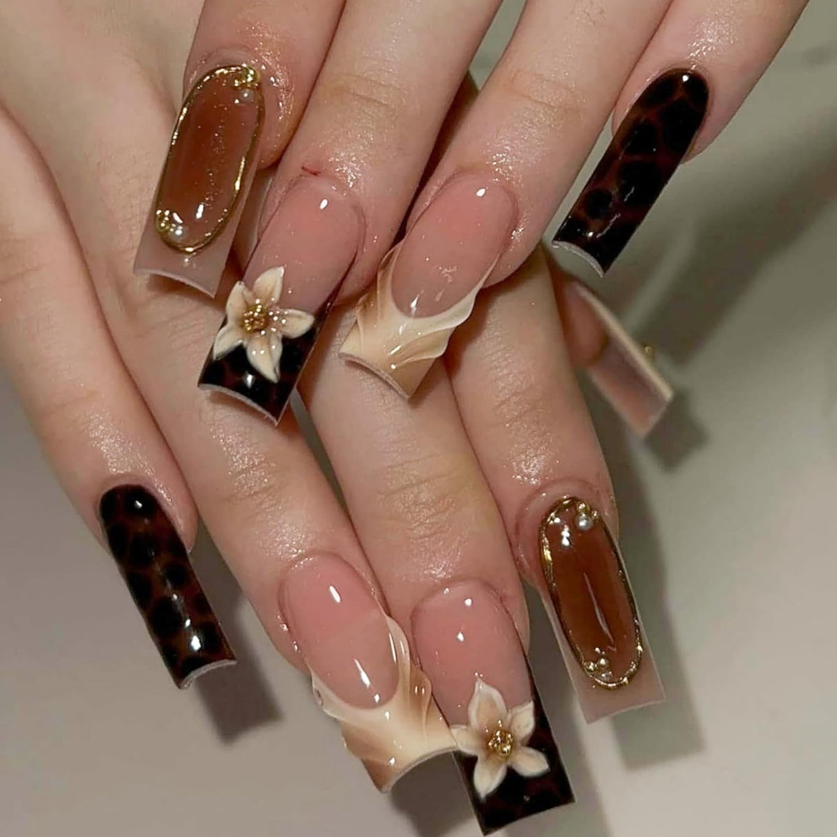 BLGTGH Medium Press on Nails glossy white French tips with flower charms