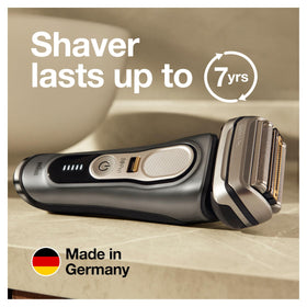 Braun Series 9 Pro 9465cc electric razor showing battery life indicator