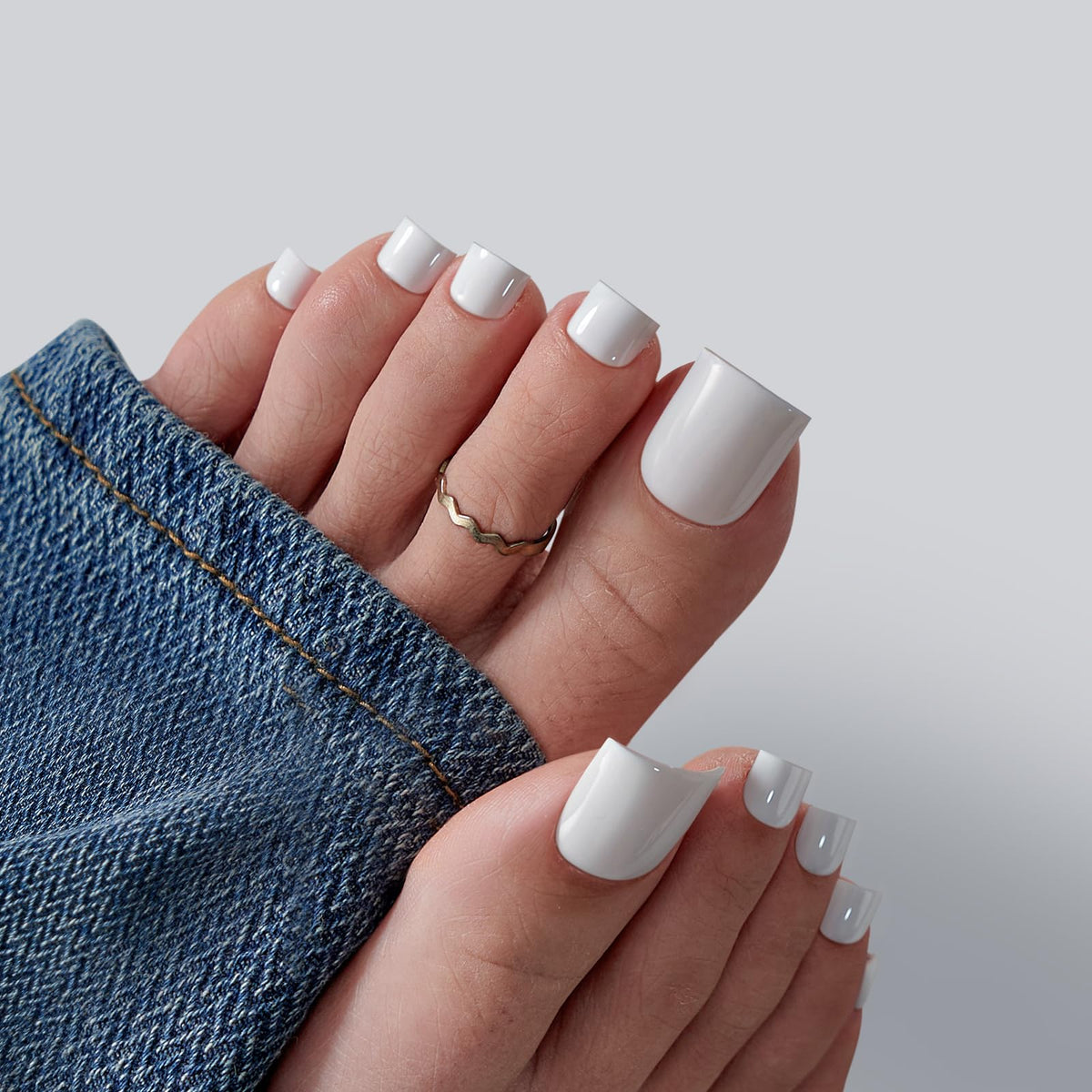 BTArtbox Press On Toenails Ivory White close-up of nail design