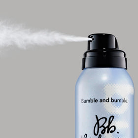 Bumble and bumble. Thickening Dryspun Texture Spray Mini in use on hair
