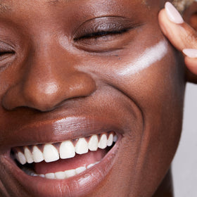 CLARINS SOS Make-up Primer Mattifying lifestyle scene