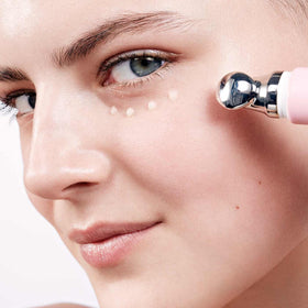 CLARINS Total Eye Revive Cream-Gel Eye texture close-up