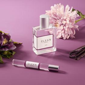 CLEAN CLASSIC Eau de Parfum 60mL lifestyle scene outdoors