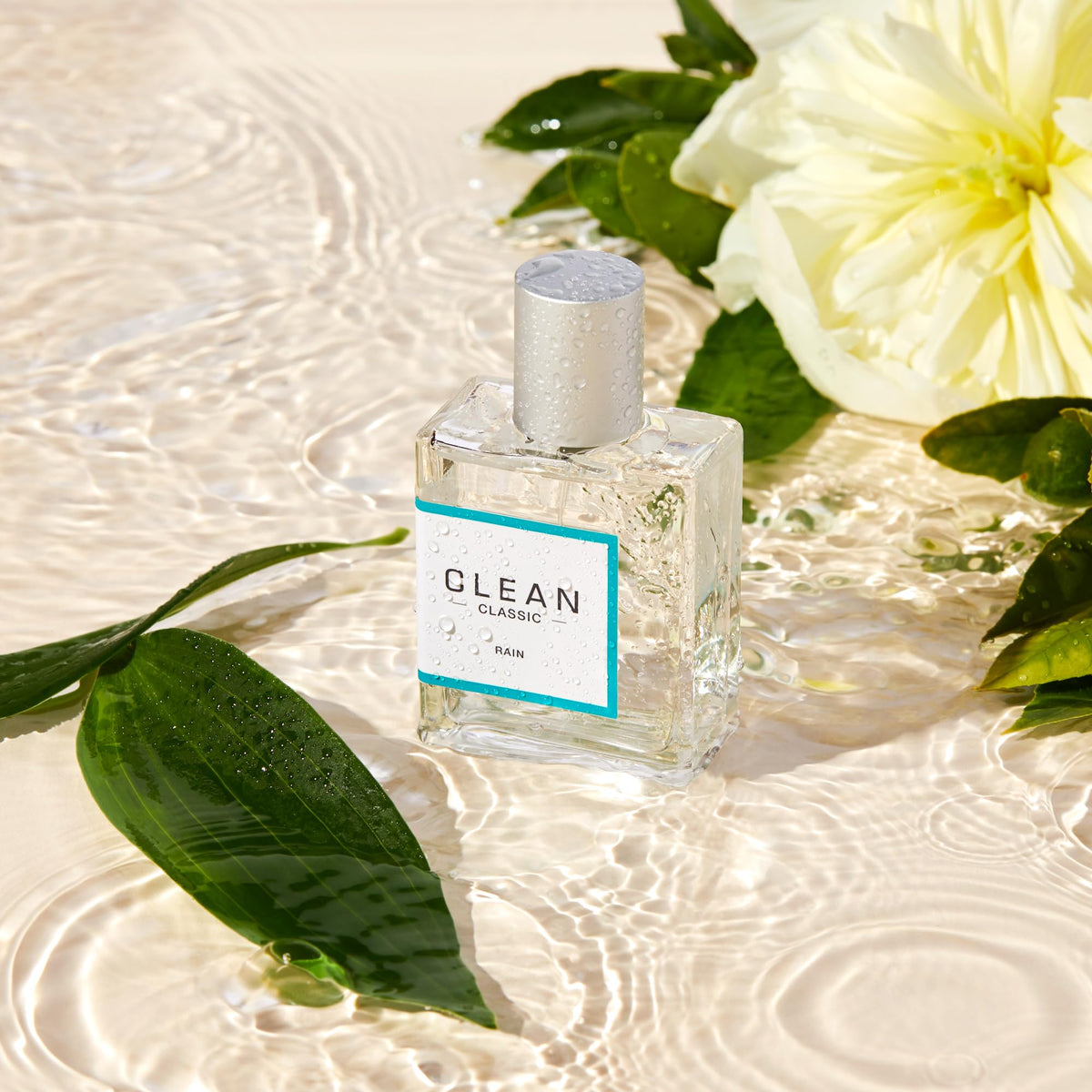 CLEAN CLASSIC Eau de Parfum Light 30mL with flowers
