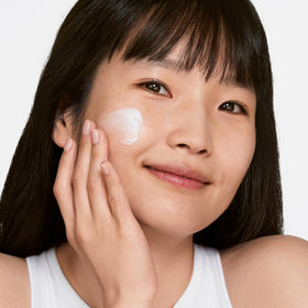 Clinique Moisture Surge Intense Hydrator application on skin