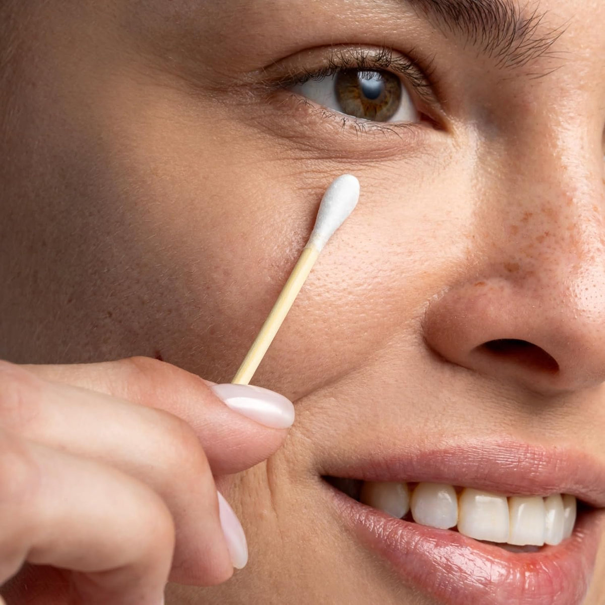 Close-up of Cliganic organic cotton swab with paper stick