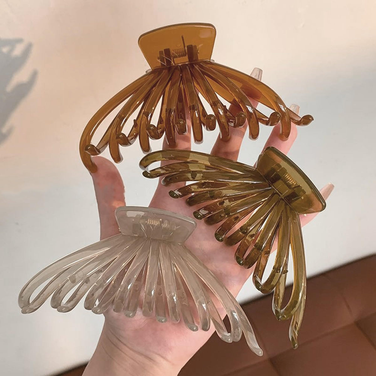 Close-up of FAELBATY jelly hair claw clip showing strong spring mechanism
