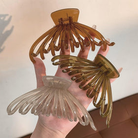 Close-up of FAELBATY jelly hair claw clip showing strong spring mechanism