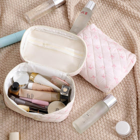 Close-up of floral pattern on uekeboag Large Travel Quilted Makeup Bag