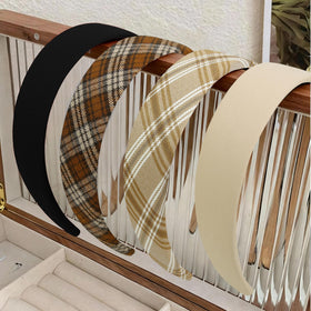 Close-up of Huachi non-slip headband in black colour