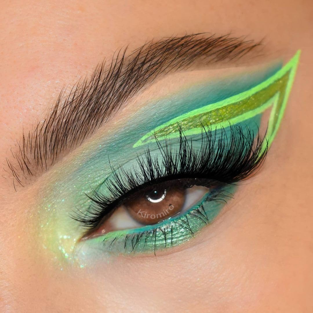 Close-up of Kiromiro Fox Eye Lashes showcasing the soft cotton band