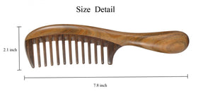 Close-up of Louise Maelys wide tooth comb texture