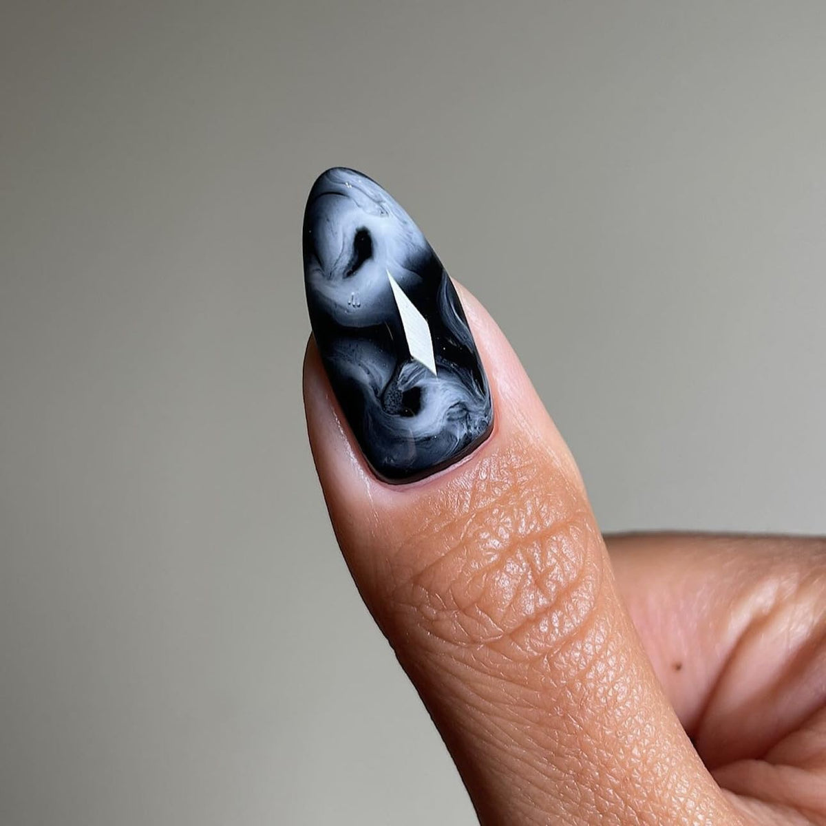 Close-up of LPOODDNU Almond Press on Nails glossy finish