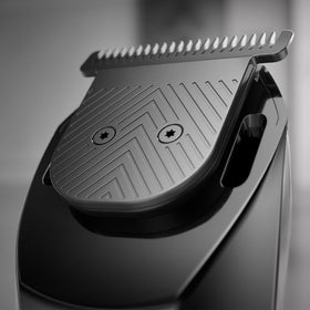 Close-up of MANSCAPED The Beard Hedger titanium-coated T-blade