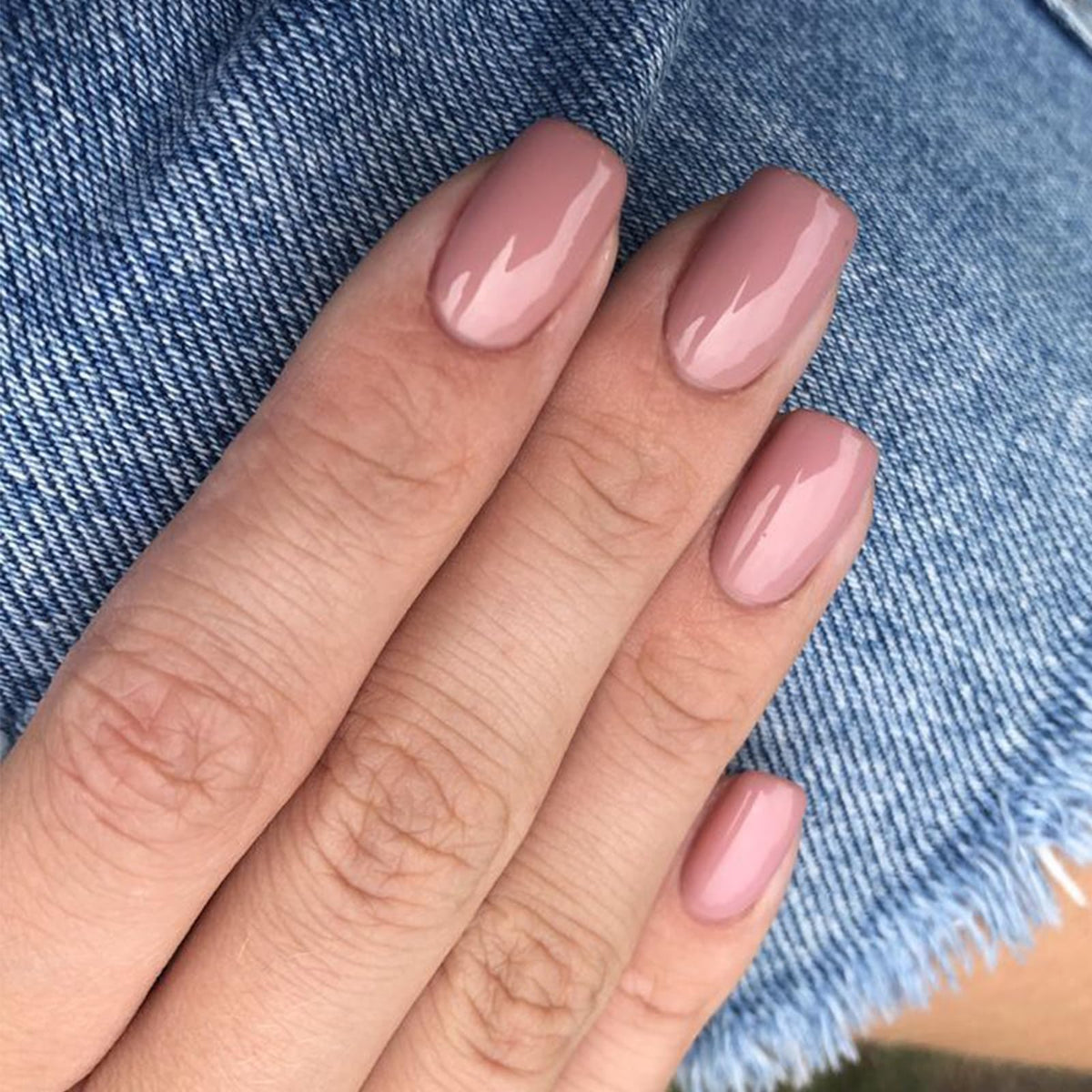 Close-up of Modelones Peach Pink Press On Nails in various sizes