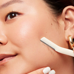 Close-up of REVLON Face Defuzzers stainless steel blade