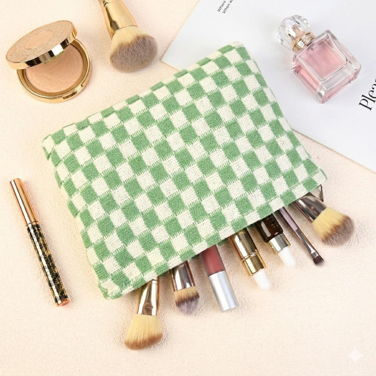 Close-up of SOIDRAM makeup bag zipper and design