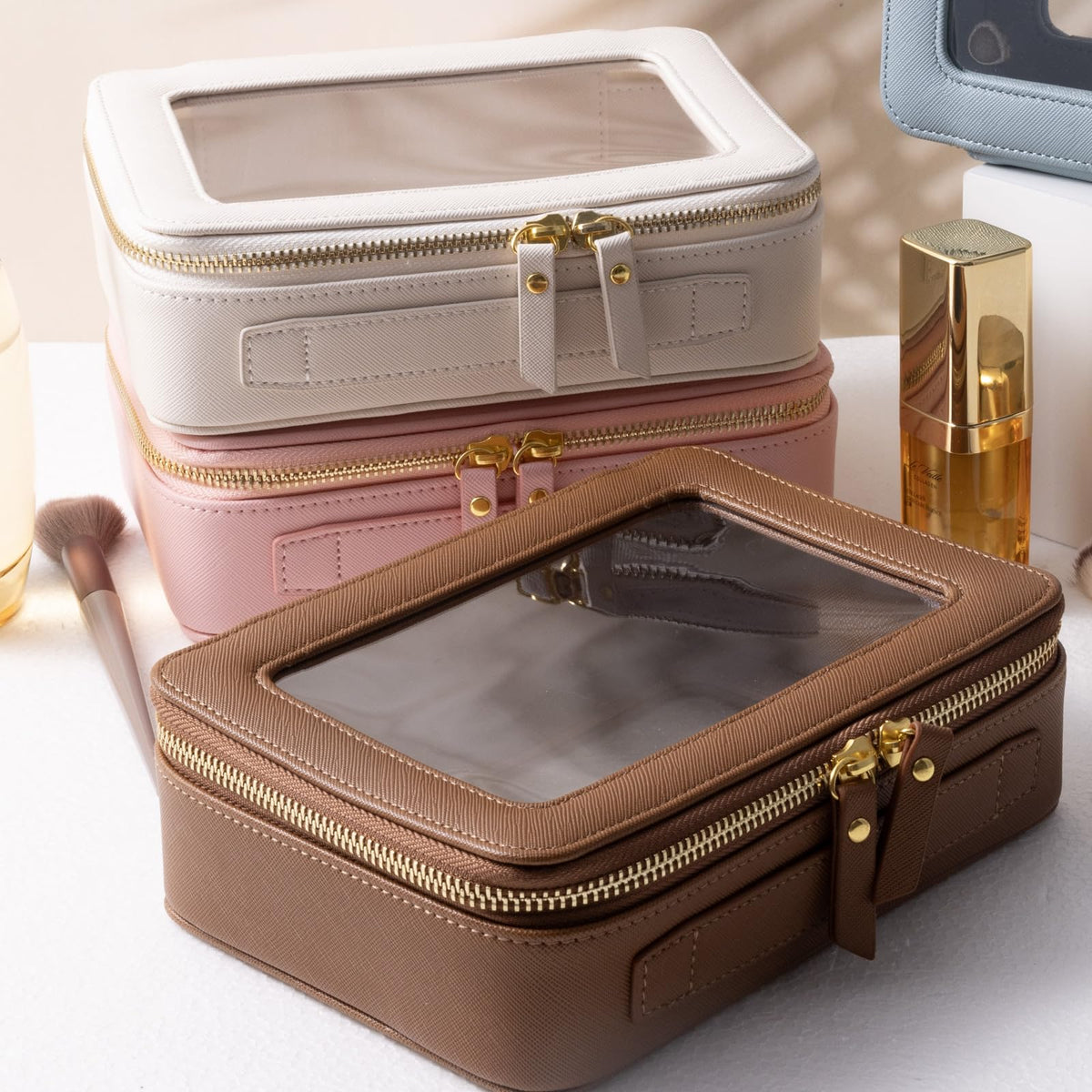 Close-up of the durable golden zipper of SANHECUN Toiletry Bag