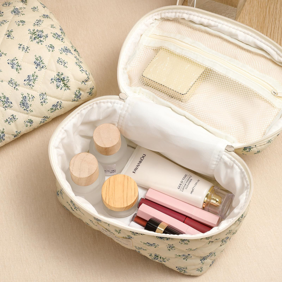 Close-up of the zipper on uekeboag Large Floral Cotton Makeup Bag