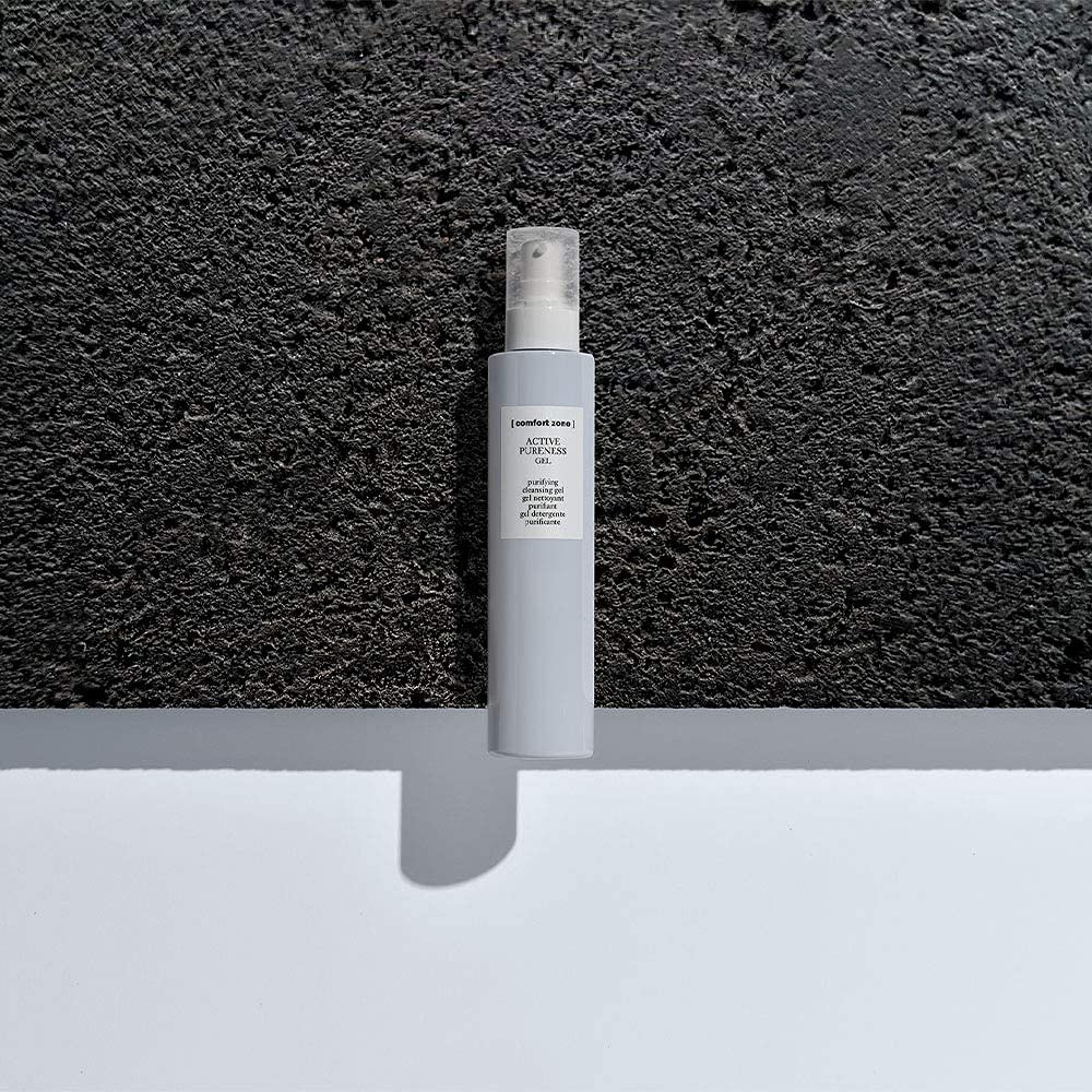 [comfort zone] Active Pureness Cleansing Gel texture on a hand