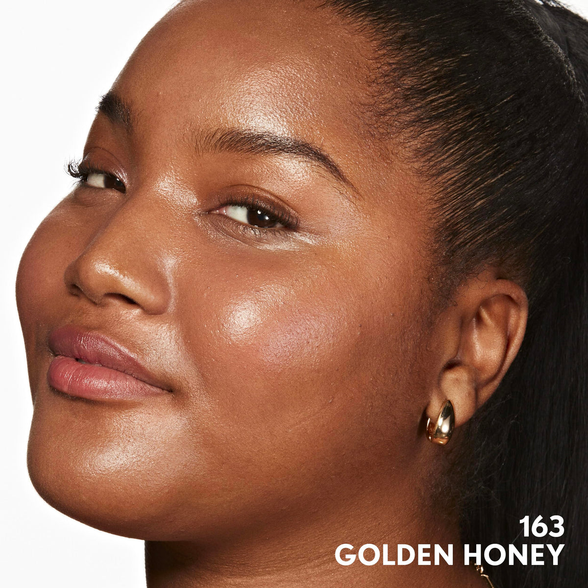 COVERGIRL Clean Invisible Foundation Golden Honey in natural light