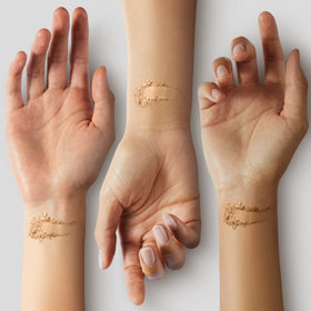 COVERGIRL Outlast Foundation Soft Honey texture swatch