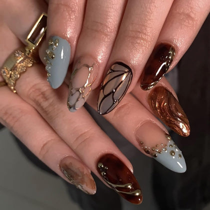 CTTHNBD Almond Press on Nails front view with gold line design