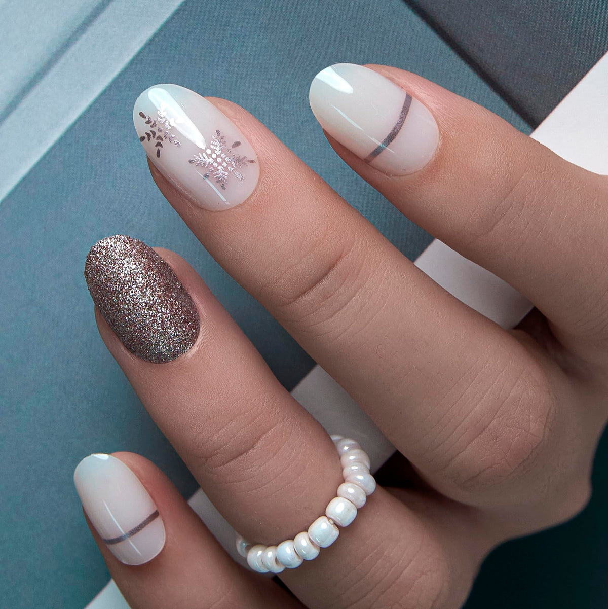 CurvLife Glitter Press On Nails Snowflake Silver White front view