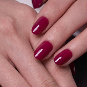 CurvLife Short Oval Press On Nails in use on hands