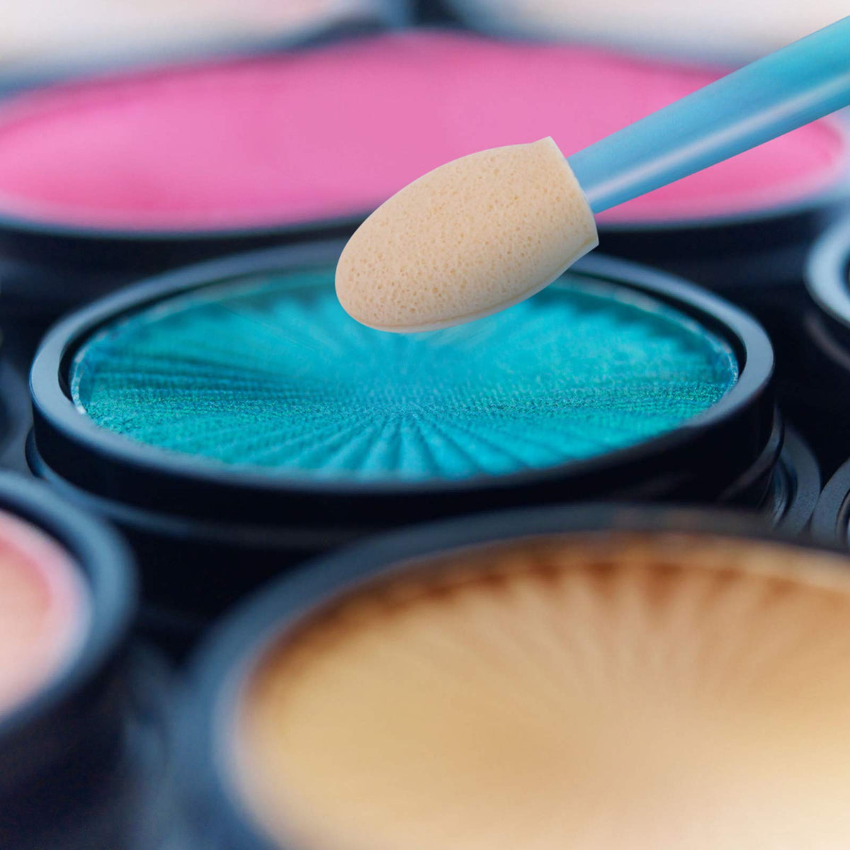 Cuttte disposable applicators for precise makeup application