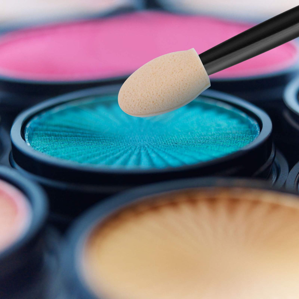 Cuttte eye shadow applicators ready for use